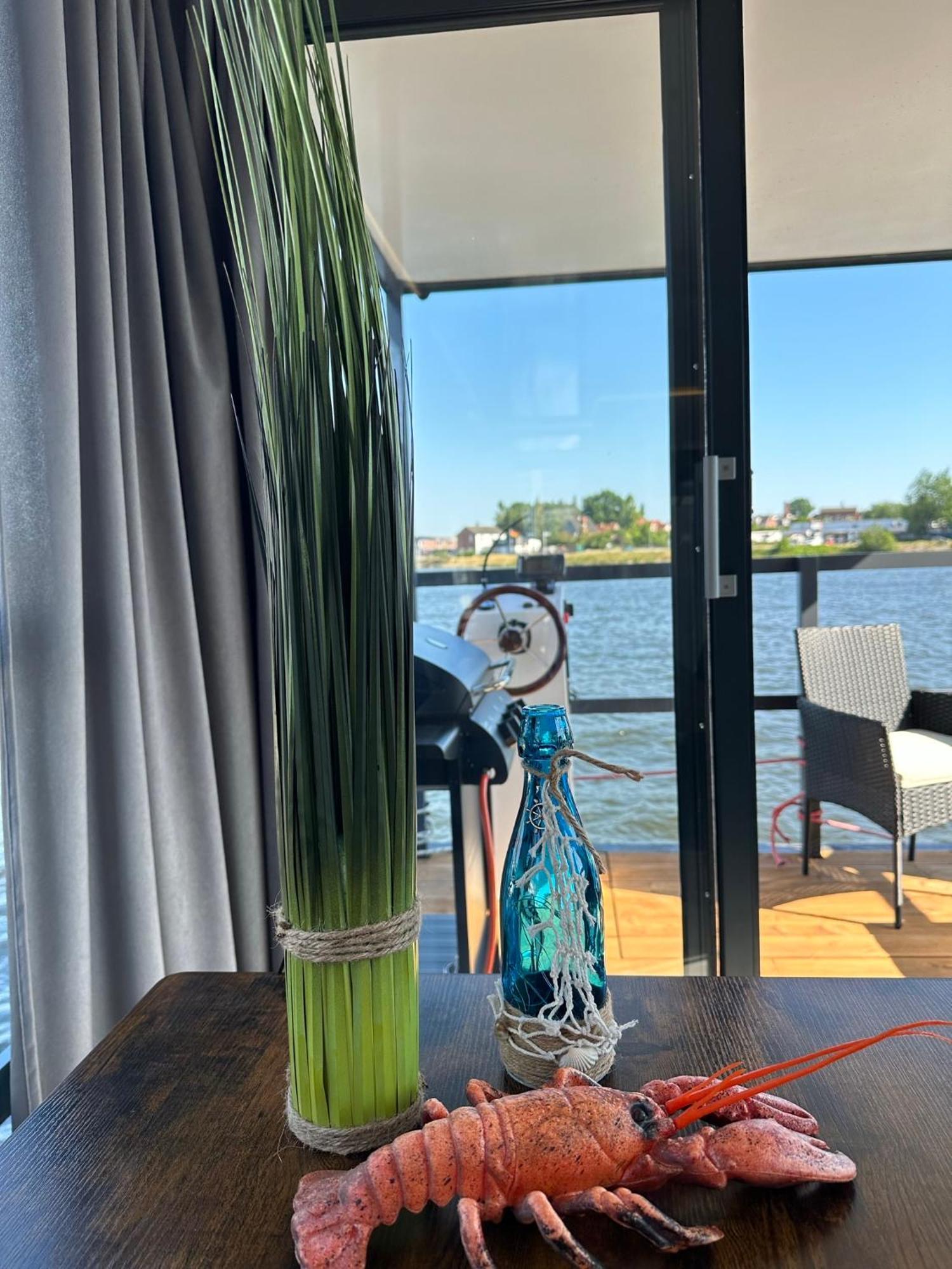 Premium Hausboot Trave Traum Lägenhet Lübeck Exteriör bild