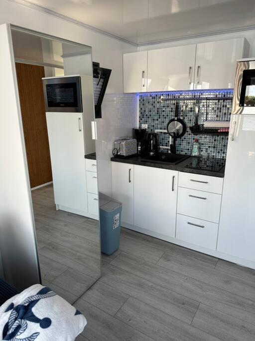 Premium Hausboot Trave Traum Lägenhet Lübeck Exteriör bild