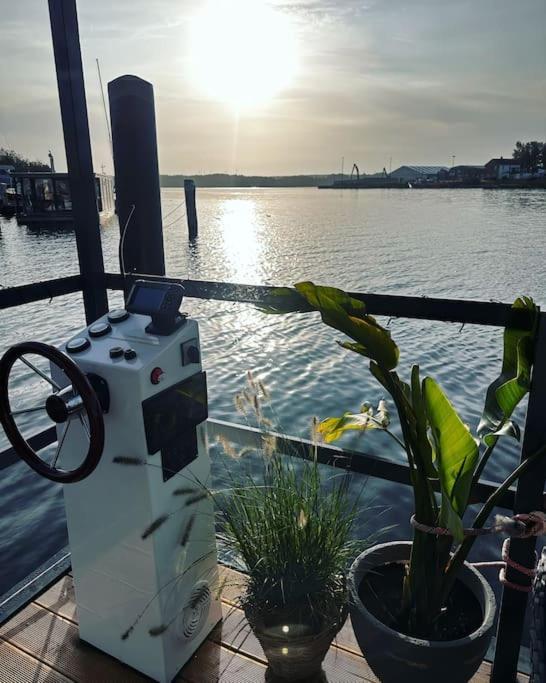 Premium Hausboot Trave Traum Lägenhet Lübeck Exteriör bild